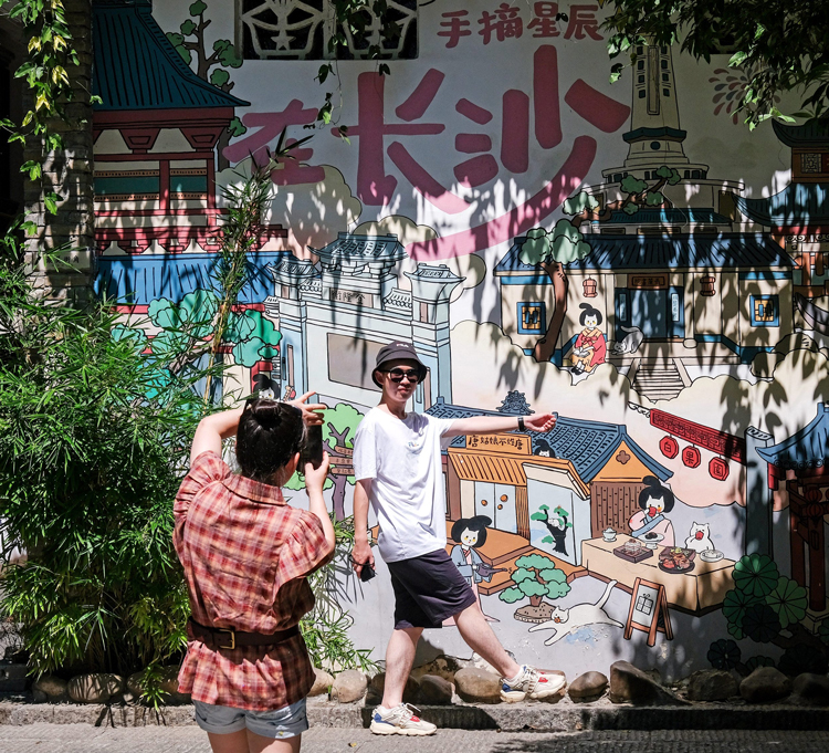 长沙：搭客打卡历史文化旅游街区，了解深厚历史底蕴。（图片起首：视觉中国）